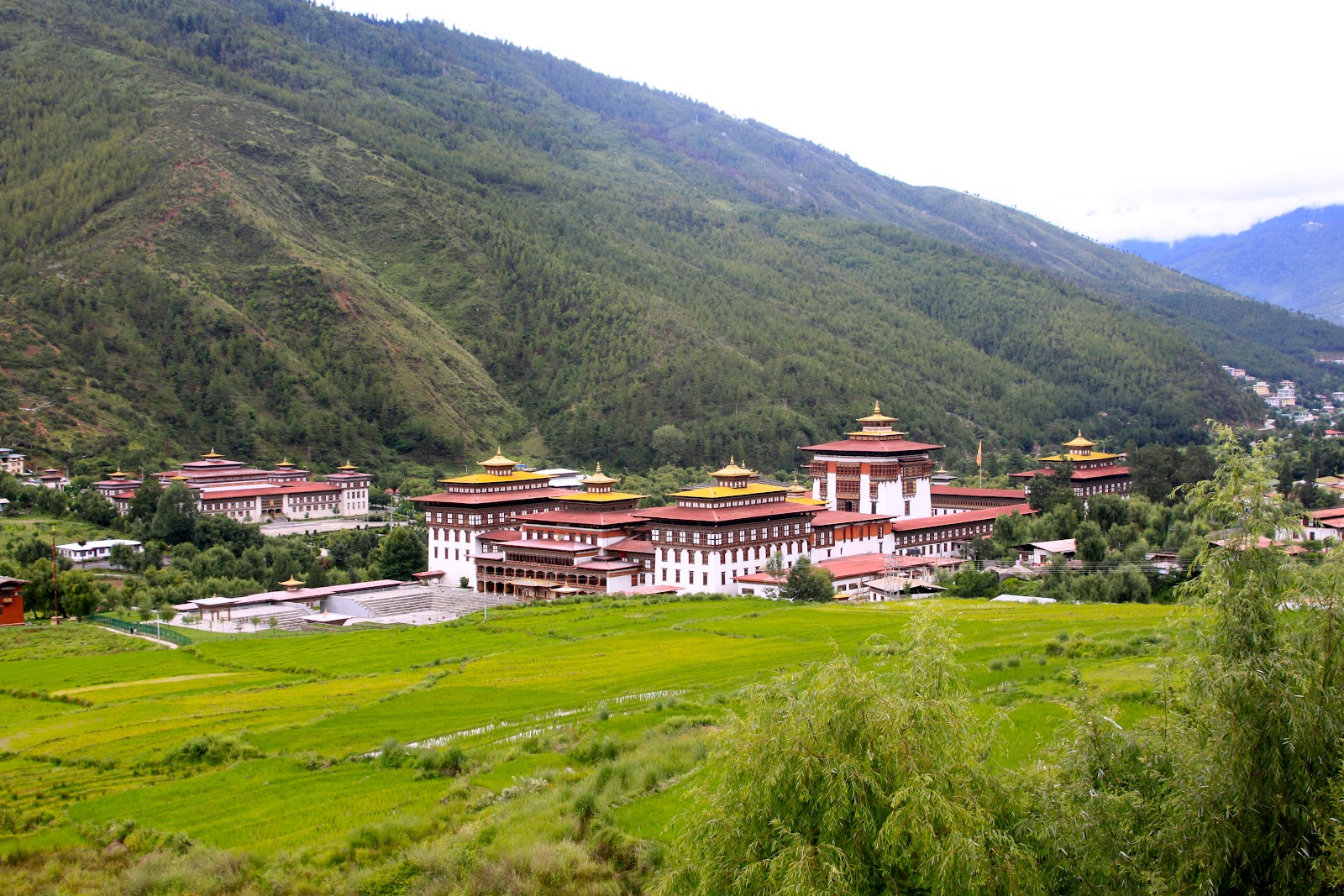 Бутана больше. Монастырь Траши-Чхо-дзонг. Монастырь города Тхимпху бутан. Монастырь Траши-Чхо-дзонг Тибет. Крепость-монастырь Пунакха-дзонг.